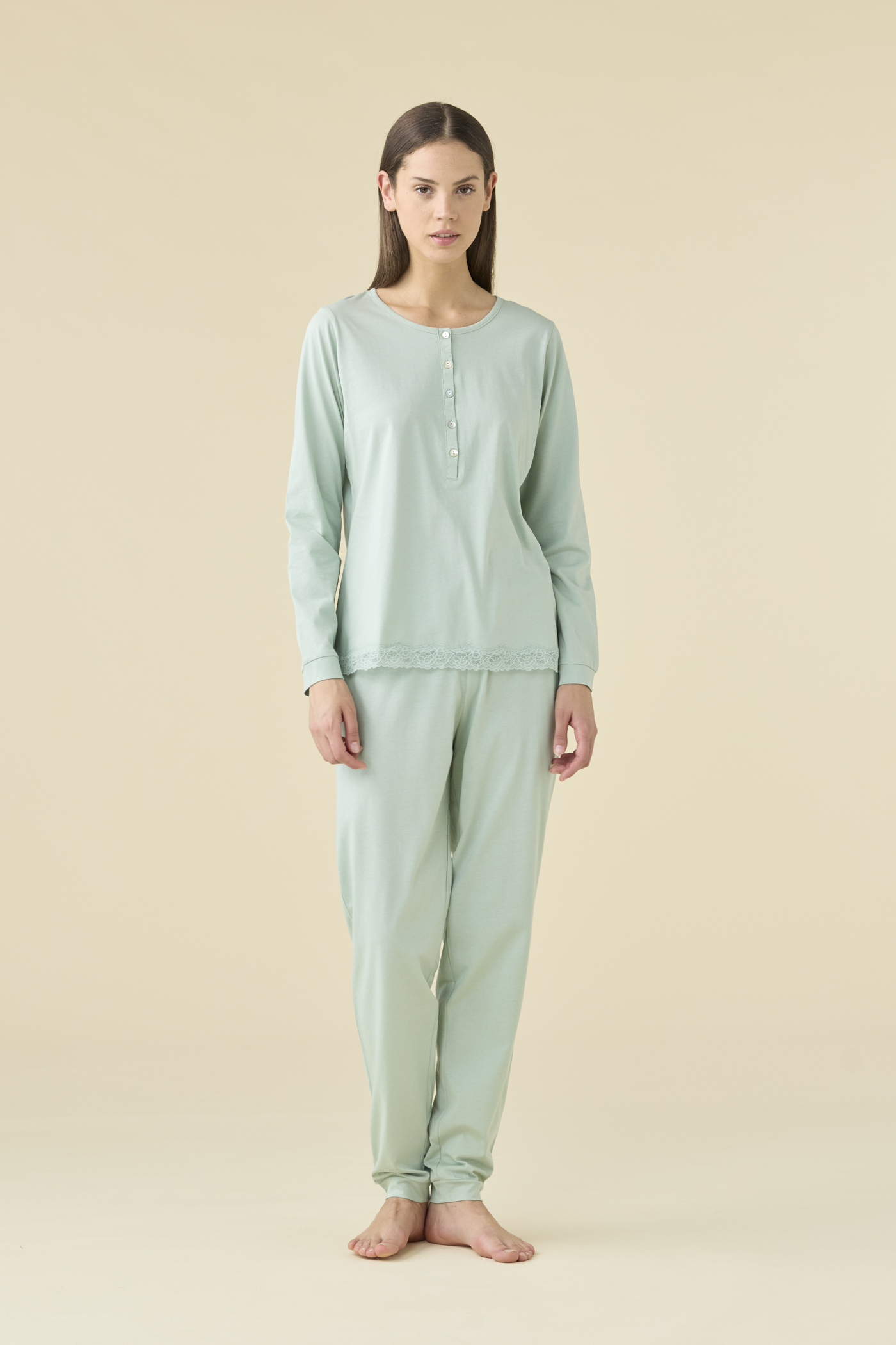 Pigiama donna in raso con top con abbottonatura camicia e pantalone lungo articolo pleasure - Panna